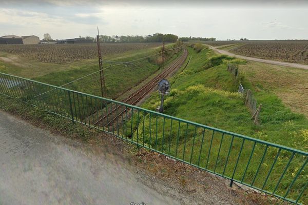 Un des ponts qui passent au-dessus de la voie SNCF Bordeaux-Le Verdon , lieu-dit La Tuillière à Pauillac (illustration)