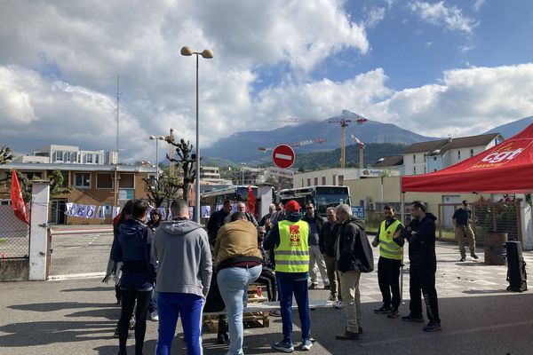 Depuis le petit matin, la sortie du dépôt de bus du réseau chambérien est bloquée par une dizaine de militants de la CGT.