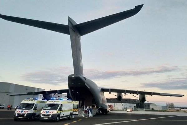 Vendredi 3 avril, un avion militaire A400M s’est posé sur le tarmac de l’aéroport de Clermont-Ferrand. A son bord, 4 patients sous respirateur en provenance d'Orly. 