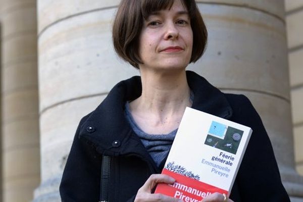 Emmanuelle Pireyre, prix Médicis 2012, devant le théâtre de l'Odéon, le 6/11/2012