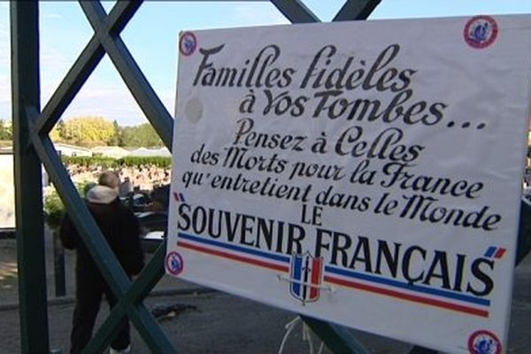 Jeudi, c'était la Toussaint. L'occasion de parler de l'association du "Souvenir Français" qui, depuis 125 ans, entretient les tombes et la mémoire de quelques 120 000 combattants français tombés sur les terrains militaires. 