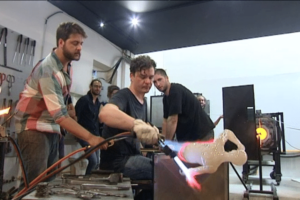 Martin Janesky, artisan verrier tchèque, en pleine création, à Belle Ile (56).