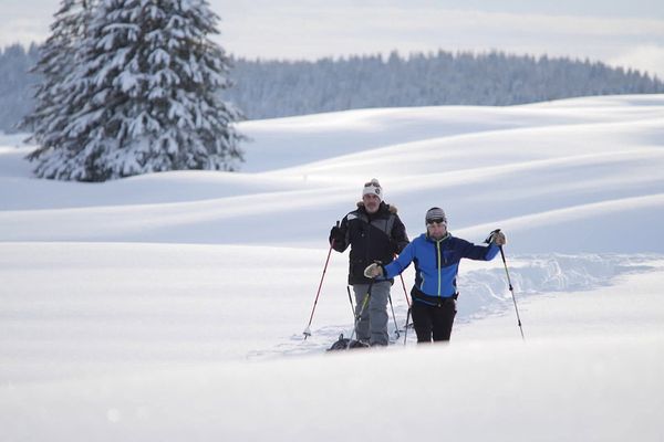 Vu d’en haut, le Jura s’apparente à d’immenses vagues qui se succèdent depuis les plaines de Franche Comté...