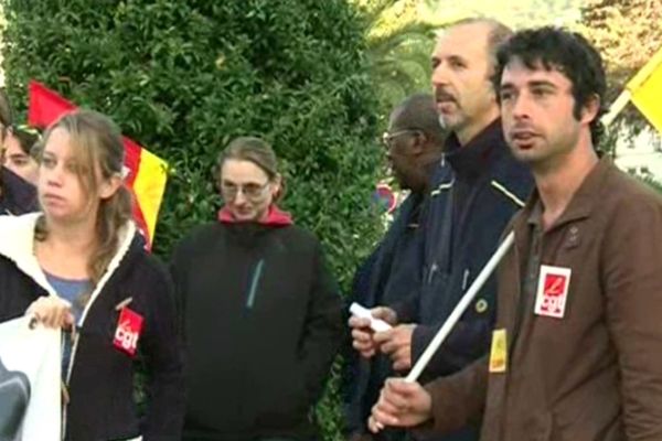 Personnel de La Poste de Roquebrune-Cap-martin en grève, le 24 octobre 2012