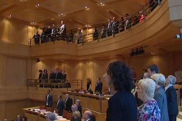 Minute de silence au conseil régional