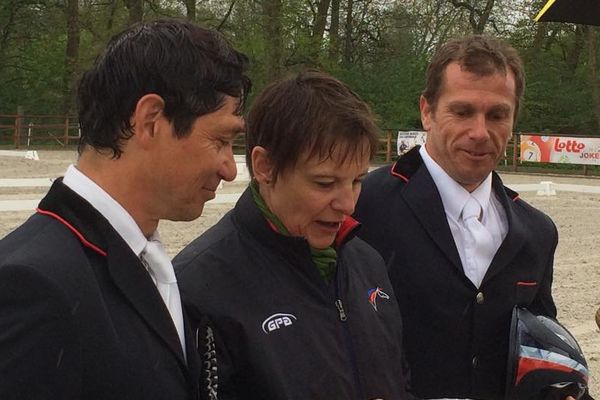 Fanny Delaval, chef d'Equipe du paradressage, entourée de José Letartre et Vladimir Vinchon, respectivement 3ème et 6ème en Grade III à la reprise Libre en Musique