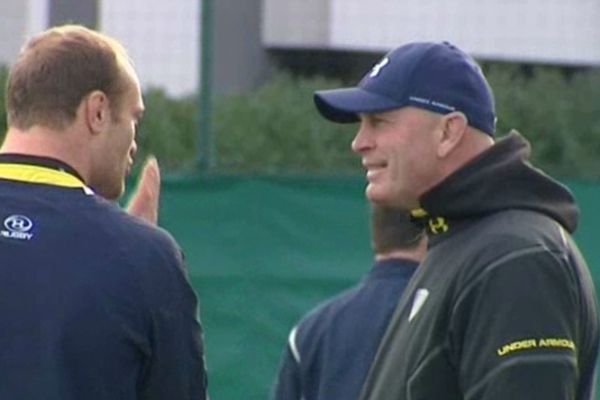 Vern Cotter, l'entraîneur de l'ASM Clermont-Auvergne, apparaît concentré mais encore souriant pendant les derniers entraînements avant le match contre les irlandais du Leinster dimanche aprés-midi