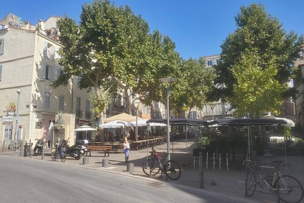 L'automobiliste a percuté volontairement le scooter, place de Lenche, à Marseille, faisant un mort et un blessé grave, avant de prendre la fuite.