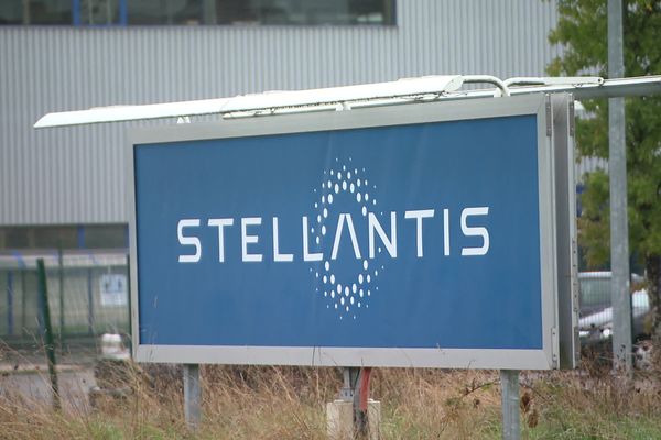 Stellantis va verser une prime de 1000 euros en moyenne à une majorité de ses salariés français pour faire face à l'inflation, mais n'augmentera pas les salaires