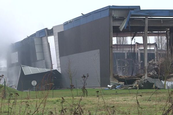 Après l'incendie du 16 janvier 2023, l'état du hangar de stockage de lithium à Grand-Couronne.