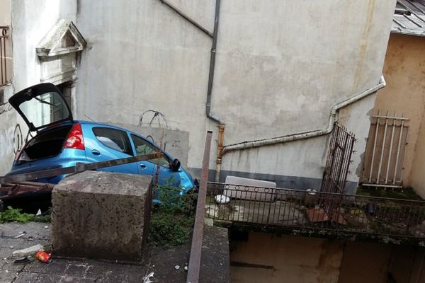 Lyon 1er Une Voiture Termine Sa Course Dans Des Escaliers