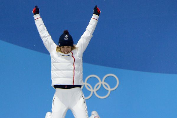  ANAIS BESCOND fête sa médaille de bronze de biathlon lors de la poursuite 10 kms. Credit Image: Christopher Levy via ZUMA Wire