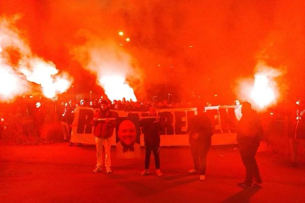 Hommage des Ultras dunkerquois à Aurélien Cugny, agent de sécurité et supporter du club de Dunkerque, tué le 14 décembre à Loon-Plage (Nord).