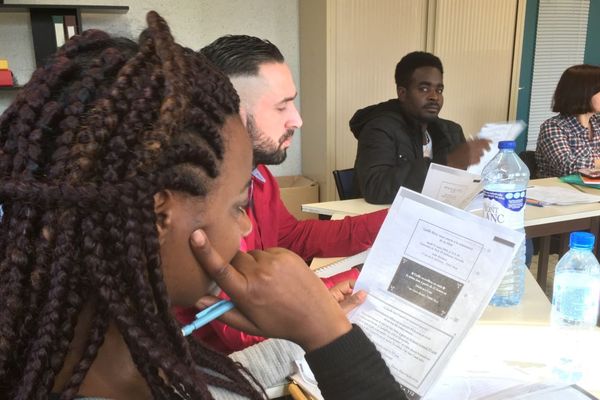 L'association dijonnaise CESAM assure l’apprentissage de la langue française auprès des migrants.