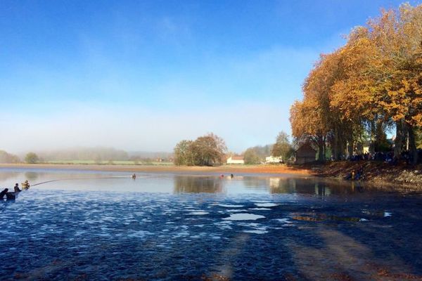 Des pêcheurs en Saône-et-Loire, samedi 7 novembre 2015.