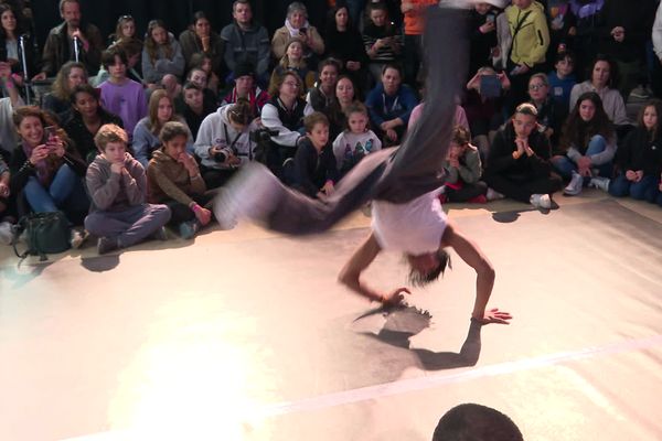 70 danseurs de breakdance se sont affrontés lors de la 11 édition Trocké Dance Battle, samedi 25 février, à Gradignan en Gironde, devant 300 spectateurs.