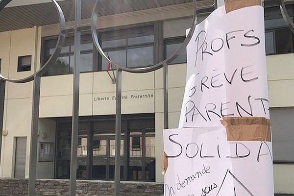 Mobilisation conjointe des parents et des professeurs au collège d'Olargues.