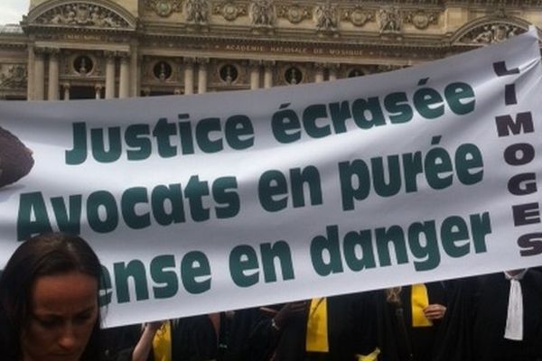 Une cinquantaine d'avocats du Limousin se sont rendus à Paris cet après-midi.