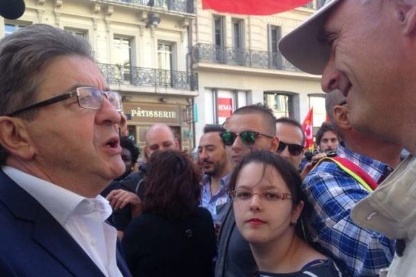 Le leader de la France Insoumise parmi les manifestants ce mardi à Marseille.