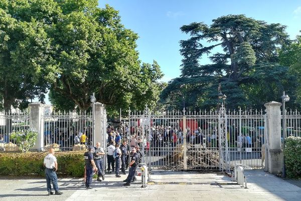 Les manifestants se sont rassemblés devant le tribunal d'Agen ce vendredi matin