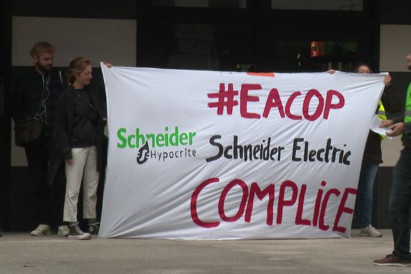 Ce lundi 23 octobre 2023, plusieurs ONG grenobloises se sont rassemblées devant la CCI de Grenoble, en Isère, afin de dénoncer la participation de l'entreprise Schneider Electric au projet de pipeline de TotalEnergies en Ouganda.