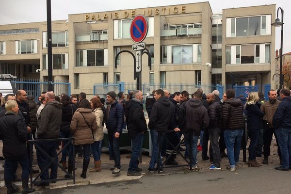 Une centaine de policier se sont rassemblés devant le palais de Justice de Clermont-Ferrand.