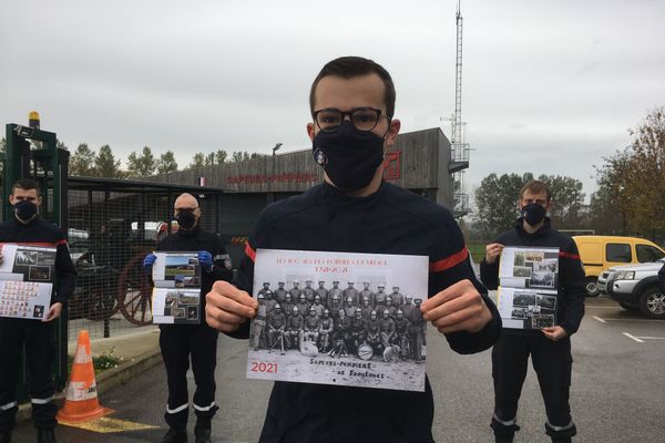 Les pompiers de la caserne de Frontenas présentant leur calendrier. 