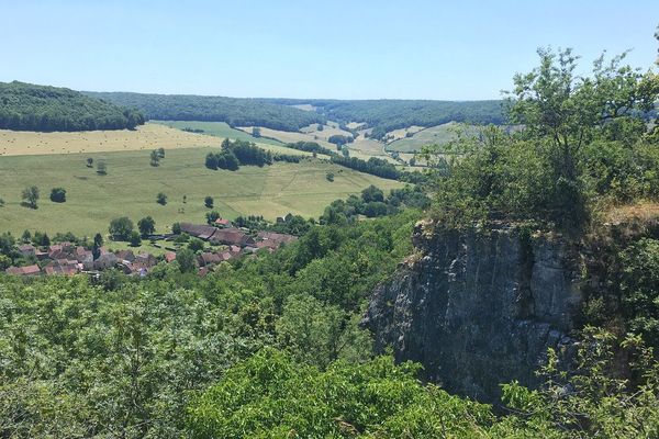 Au sommet des falaises de Saffres, les amateurs d'escalade peuvent admirer une vue imprenable sur la vallée.