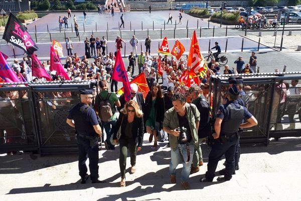 Arrivée de Laura Pfeiffer, l'ex inspectrice du travail de Tefal, au Tribunal de Lyon