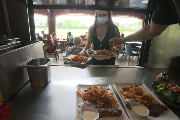 Les cuisiniers travaillent dans des wagons réaménagés. 