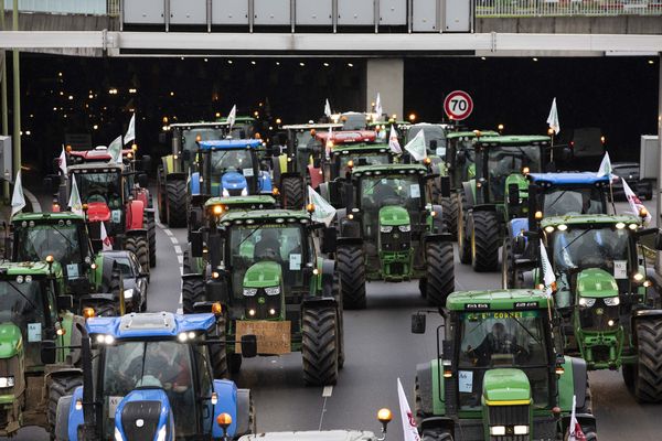 Les tracteurs des agriculteurs en colère sur le périphérique parisien mercredi, en direction de l’avenue Foch.