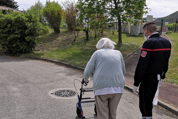 Coronavirus et confinement : Les sapeurs-pompiers volontaires d'Ardèche interviennent en soutien dans les EHPAD, dont celui de Cruas, depuis le 14 avril 2020.