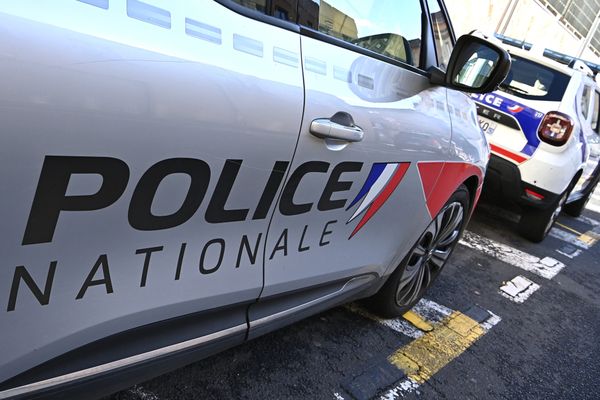 Un individu, auteur présumé de deux vols à main armée a été interpellé avec de faux billets et sous une fausse identité par les enquêteurs de la police judiciaire.