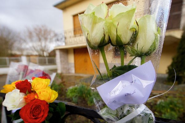 Hommages à Antoine Dupont devant sa maison à Gonnehem.