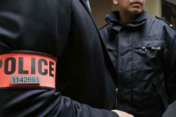 Trois individus cagoulés et gantés se sont fait passer pour des policiers pour voler plusieurs objets dans une habitation de Roubaix.