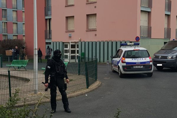 Lors des perquisitions mardi, dans le quartier de la Fontaine du Bac, aucun explosif n'a été retrouvé mais d'autres armes ont été saisi comme une kalachnikov et fusil à pompe. 