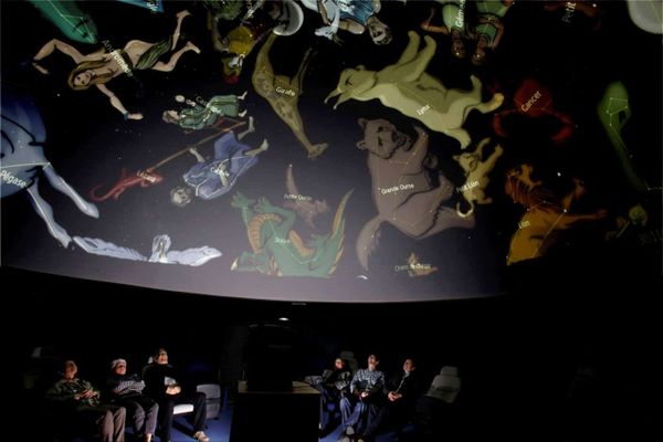 Le 29 novembre 2014, le planétarium Peiresc accueillait son premier public dans la coupole où sont projetées les constellations.