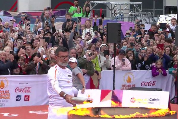 Eric Sikora allume le chaudron avec la torche olympique à Lens.