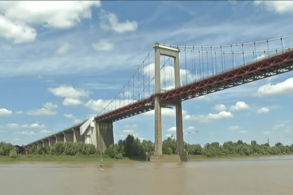 C'est ici, au pied du Pont d'Aquitaine à Bordeaux, qu'a été immergé le protoype d'hydrolienne. 