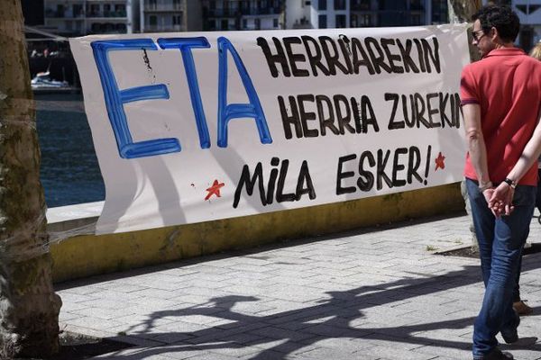 Une banderole "ETA avec les les gens, les gens avec vous" dans le village de Pasajes, au Nord de l'Espagne.