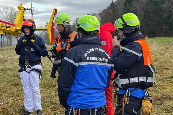 Le peloton de gendarmerie de haute montagne à l'entraînement, lundi 2 décembre 2024, au lendemain de l'intervention sur l'alpiniste décédé au massif du Hohneck, vers Stosswihr (Haut-Rhin).