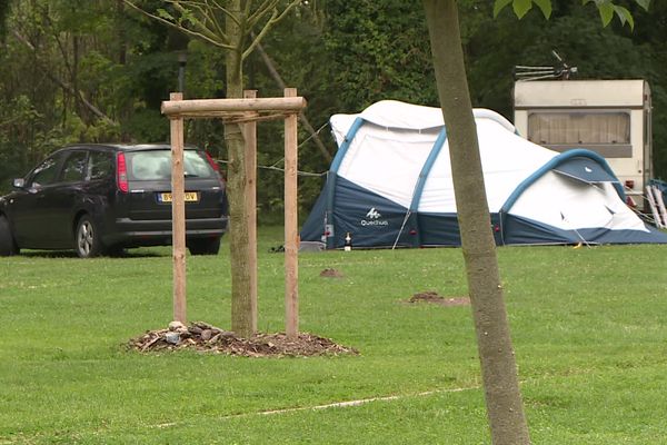 Les campings sont désertés à cause du mauvais temps.