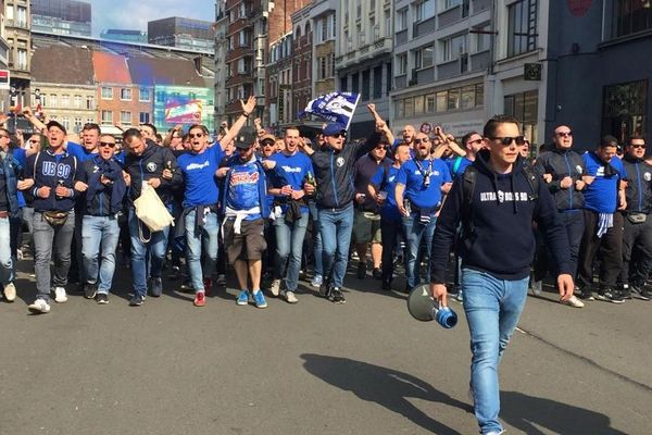 Les supporters du Racing club de Strasbourg ont fait leur arrivée à Lille samedi 30 mars, quelques heures avant le début du match contre Guingamp pour la 25e Coupe de la Ligue.