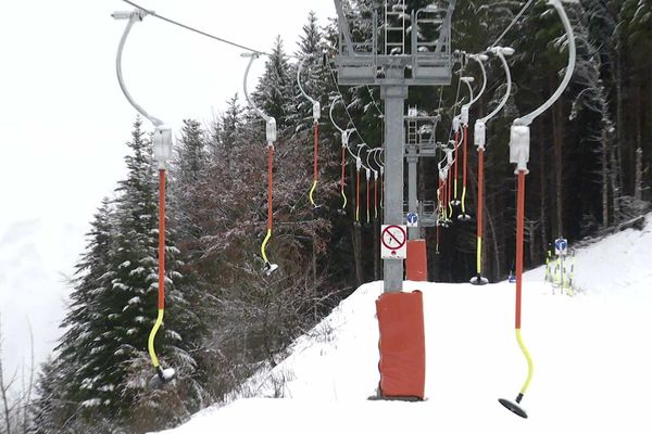 La station de La Sambuy, qui devait ouvrir le 21 décembre est toujours fermée une semaine après la date prévue. La raison : une quantité de neige insuffisante. 