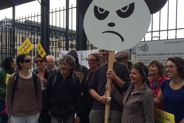 Les manifestants de l'EREA rassemblés devant les grilles du rectorat à Poitiers