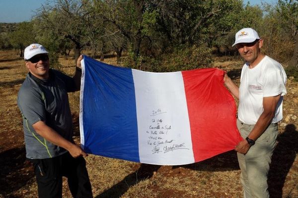  Christophe Houver (à gauche) et Vincent Leys après l’atterrissage de leur ballon à gaz "FRA1 Saint-Michel" au sud-est de la Sicile à l'occasion de la 58e édition de la Coupe Gordon Bennett, lundi 1er septembre 2014.