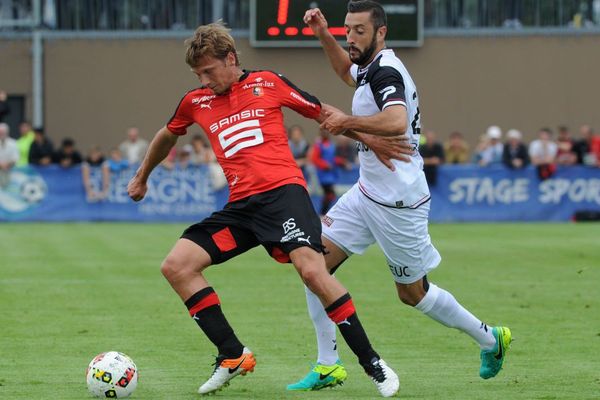 Le défenseur guingampais Jonathan Martins Pereira (à droite) opposé au milieu de terrain Clément Chantôme lors d'un match amical - 30/07/2016