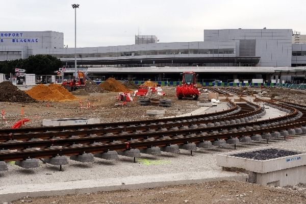 Devant l'aéroport Toulouse-Blagnac, la liaison de la ligne Envol commencent prendre forme