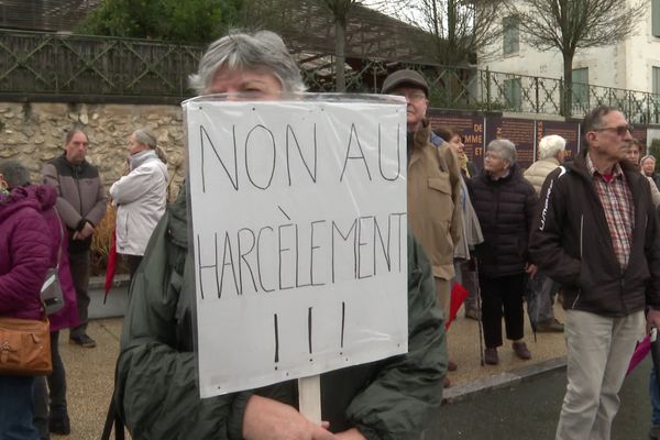 Les habitants de Pouillon dans les Landes n'acceptent pas les méthodes autoritaires du maire et de certains élus. Ils soutiennent le combat des agents municipaux