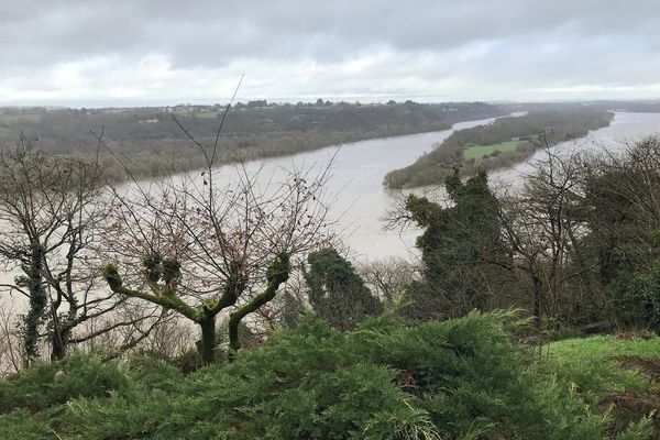 Ciel nuageux au-dessus de la Loire entre Oudon (44) et Orée d'Anjou (49)